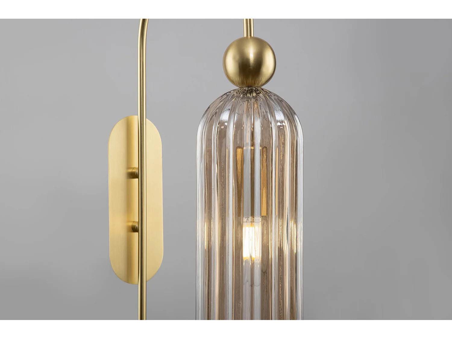 Maytoni Antic Lampada da parete moderna oro, paralume in vetro cognac
