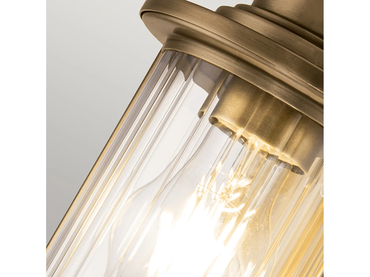 Elstead Quoizel Riggs Lampada da parete in ottone anticato, IP44