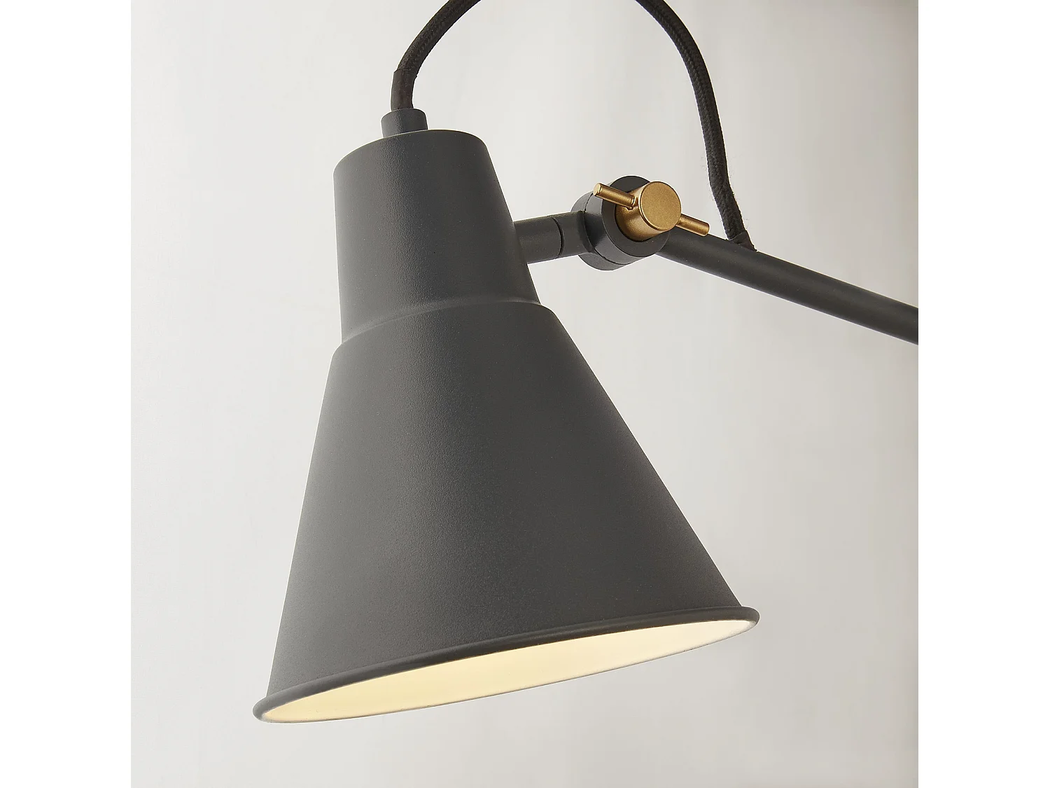 Searchlicht Swing Arm Wandleuchte aus hellgrauem Metall