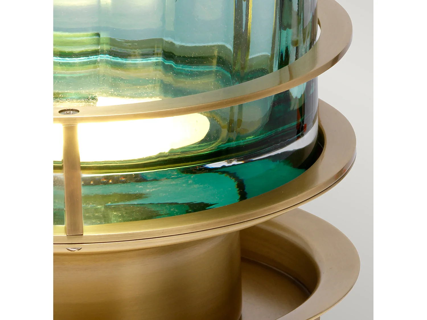 Arno Tischlampe Metallarbeiten Messing gealtert, grünes Glas