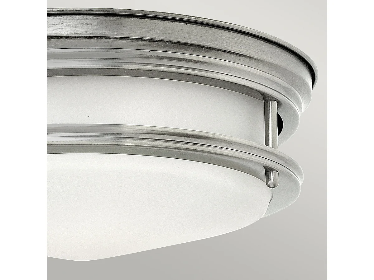 Hadrian Hinkley 2 licht Flush Mount Antique Nickel mit Opalglas IP44