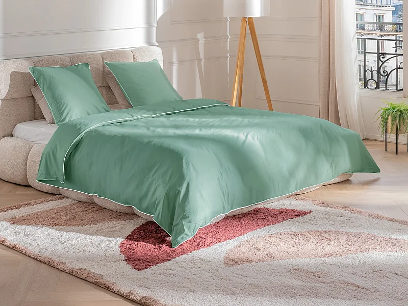 Parure de lit percale de coton  80 fils/cm² - Housse de couette 240 x 260 cm + 2 taies d'oreiller 63 x 63 cm - Vert amande passepoil blanc - AGAMI de PALACIO