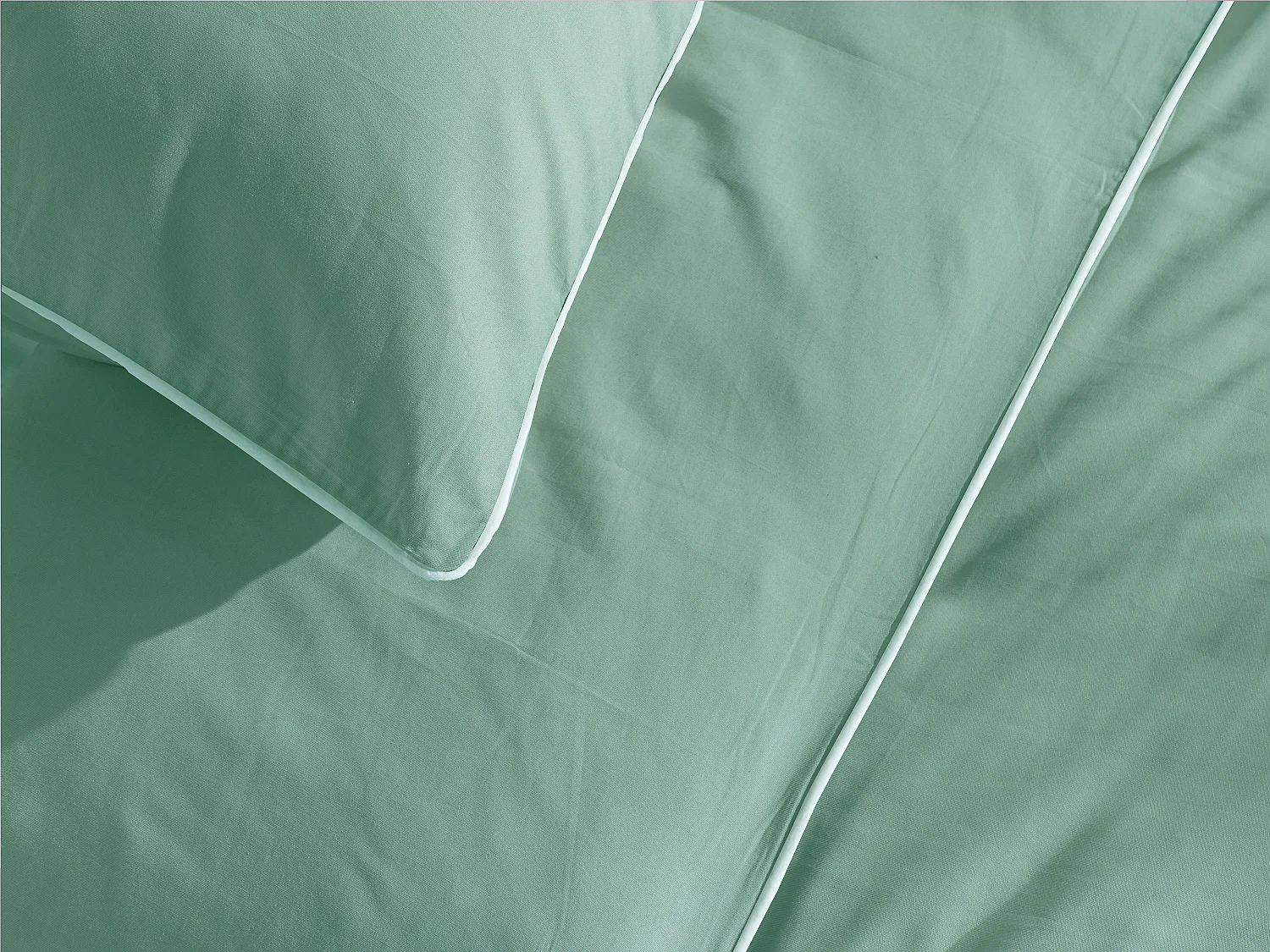 Parure de lit percale de coton 80 fils/cm² - Housse de couette 220 x 240 cm + 2 taies d'oreiller 63 x 63 cm - Vert amande passepoil blanc - AGAMI de PALACIO