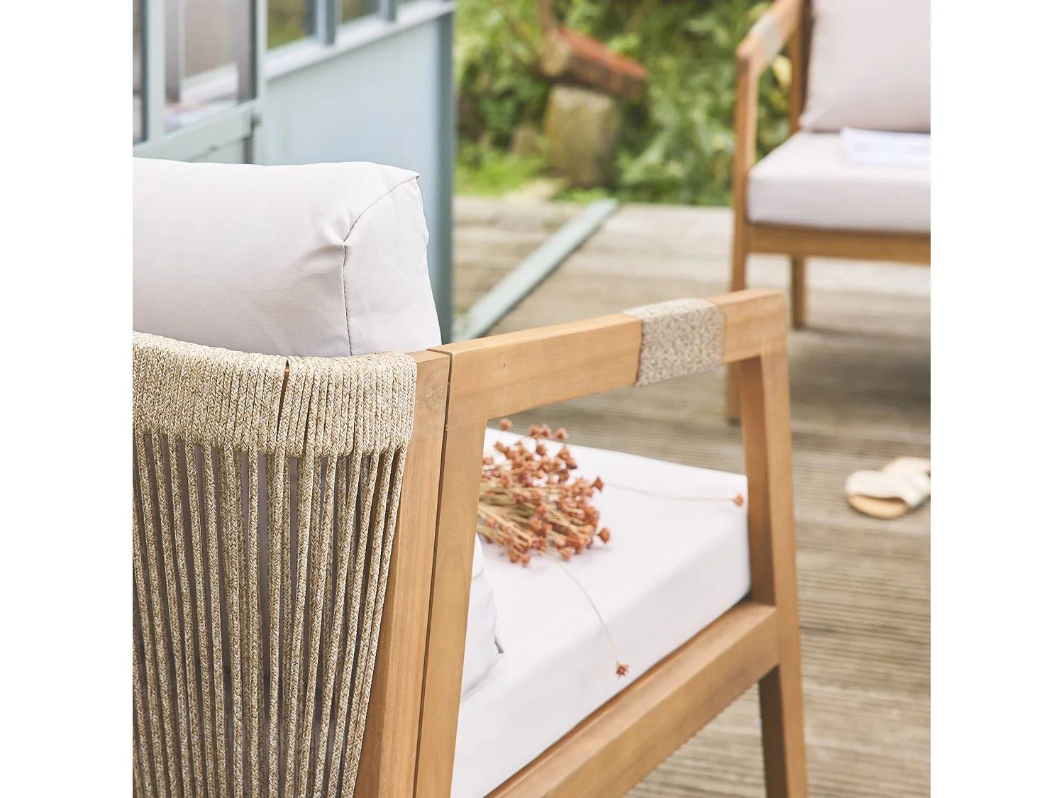 Salon de jardin en acacia 4 places beige avec cordes LOBERIA. table rectangulaire