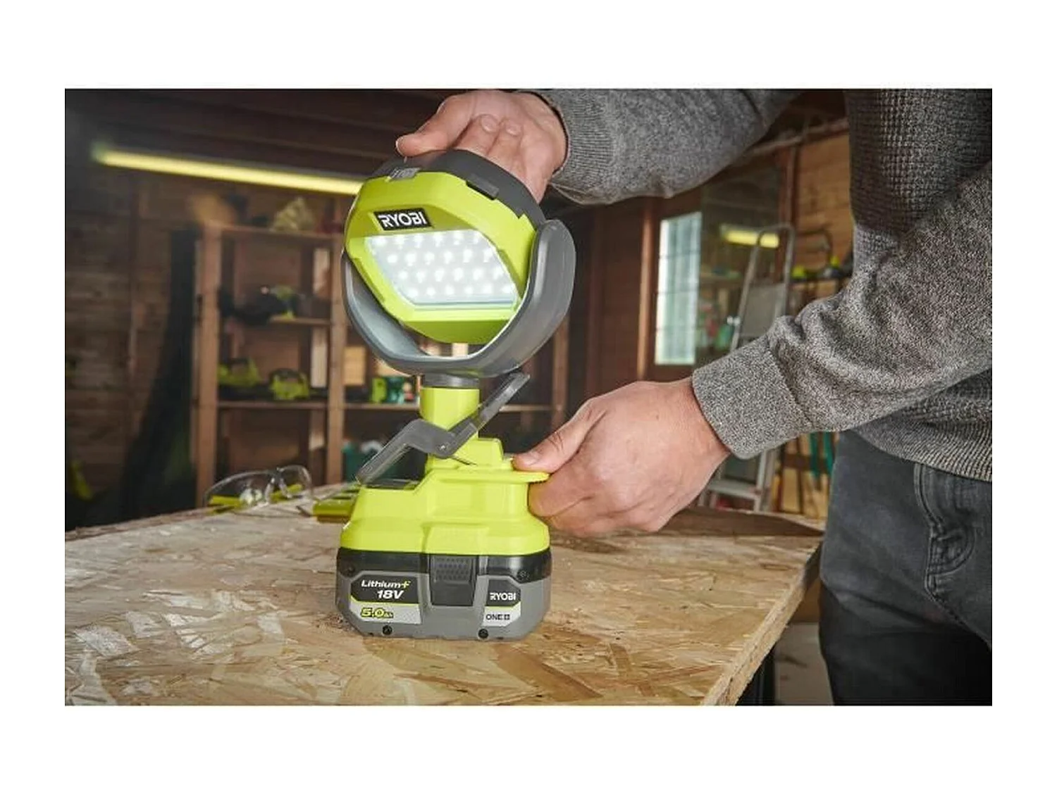 Lampe sur pince 18V - 900 Lumens - rotation 300° horizontale, 290° verticale