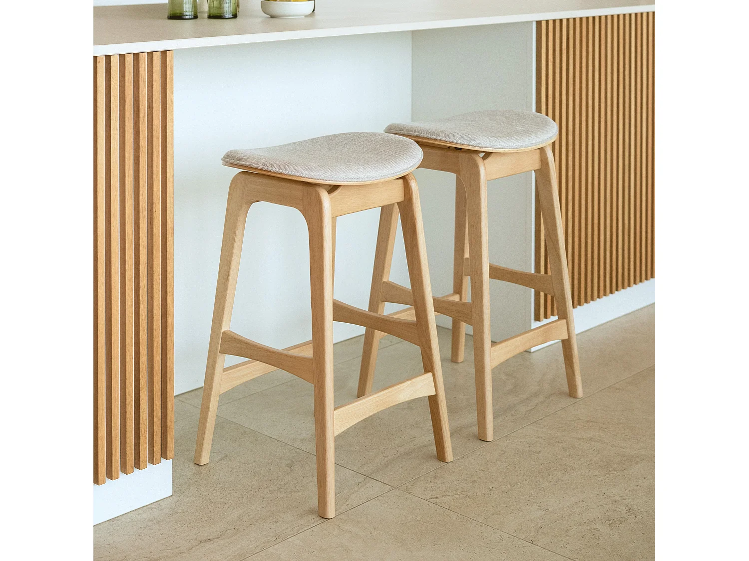 Set de 2 taburetes para isla central en madera y tela beige 65,5 cm - Jude