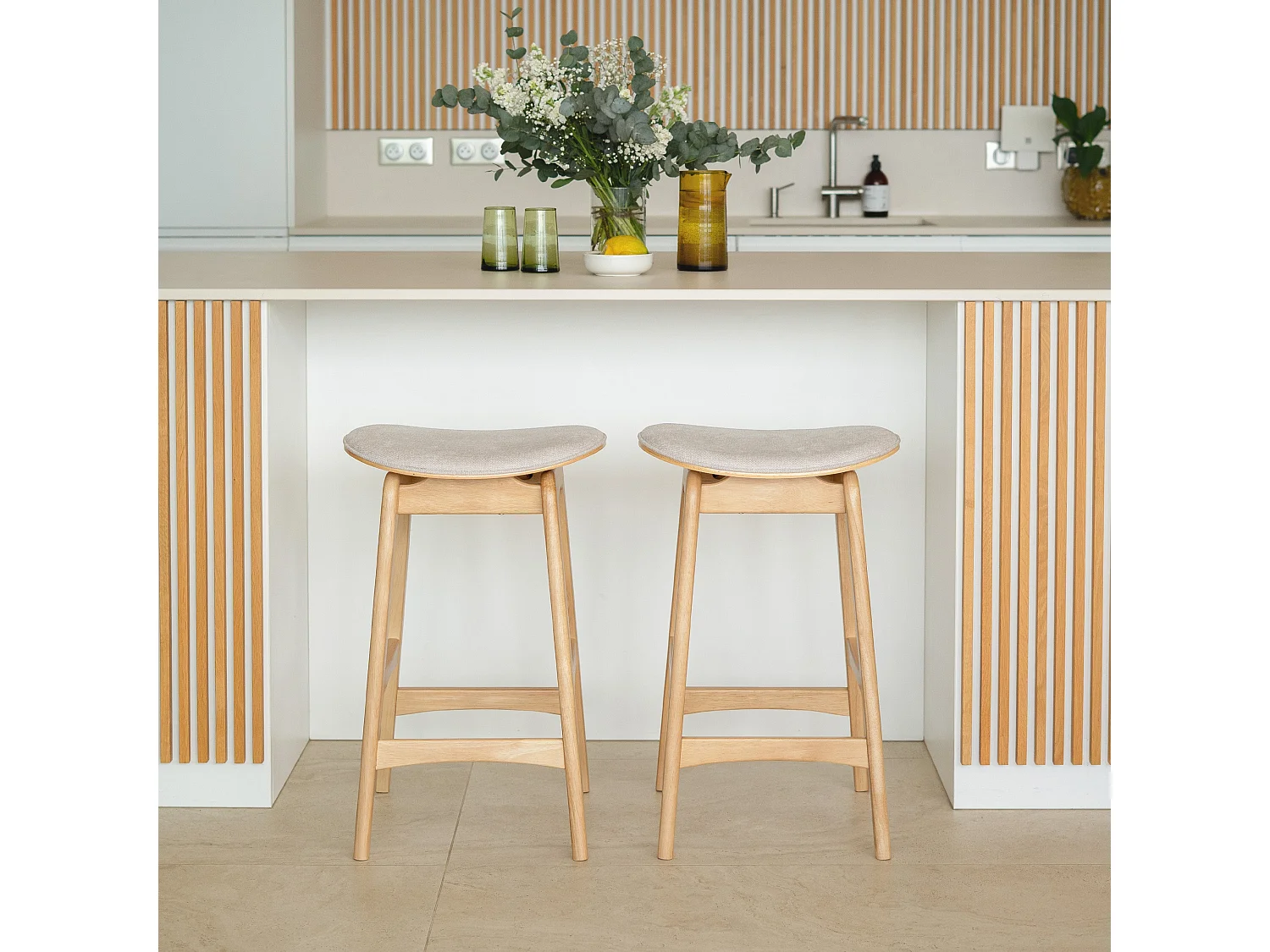 Set de 2 taburetes para isla central en madera y tela beige 65,5 cm - Jude