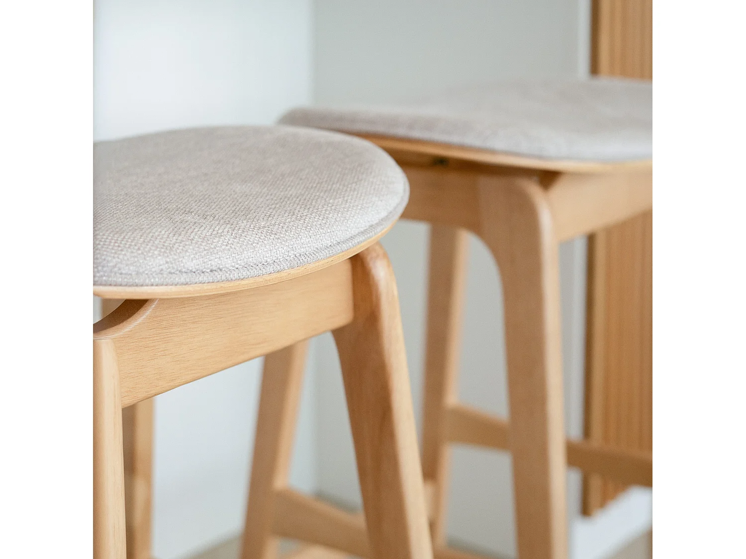 Set de 2 taburetes para isla central en madera y tela beige 65,5 cm - Jude