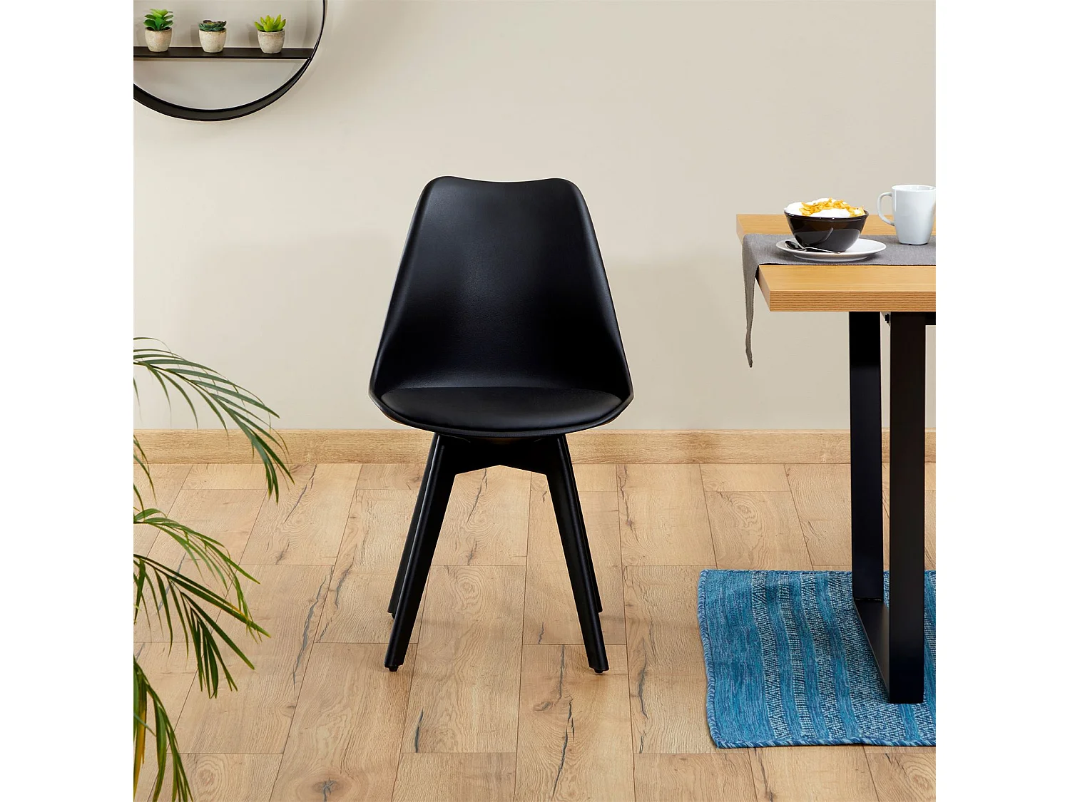 Lot de 4 chaises de salle à manger ROUEN, chaises de cuisine en plastique noir avec coussin d'assise