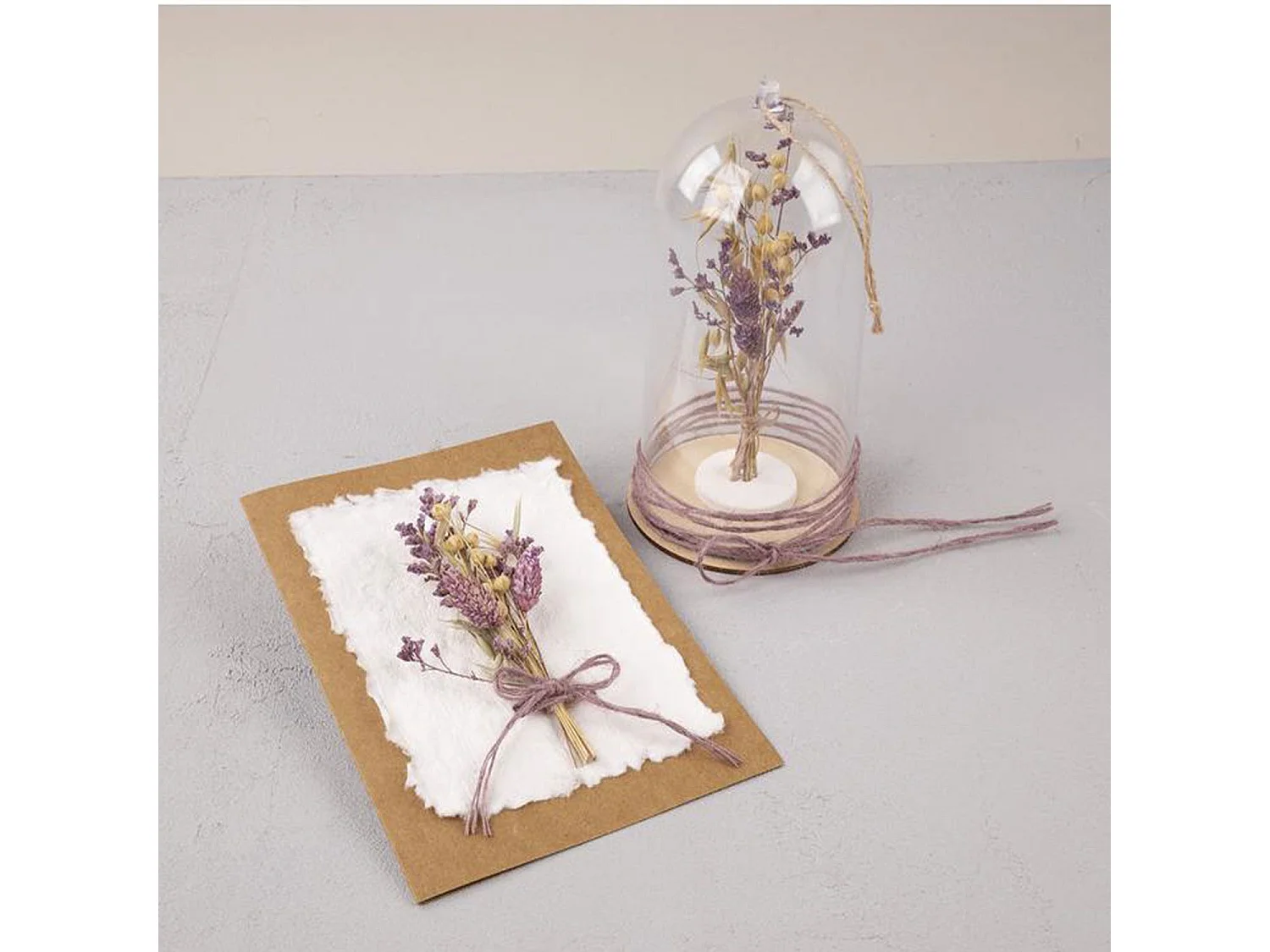 Boeket gedroogde lila bloemen