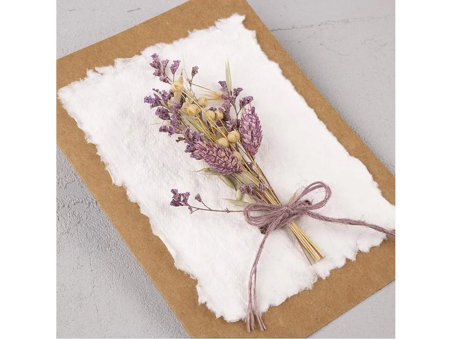 Boeket gedroogde lila bloemen