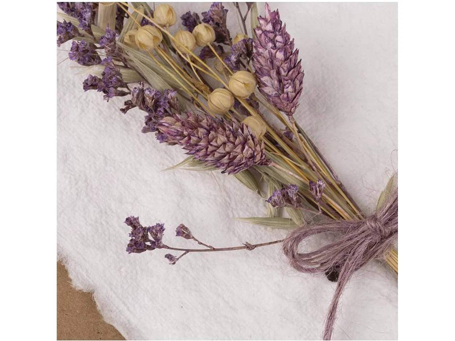 Boeket gedroogde lila bloemen