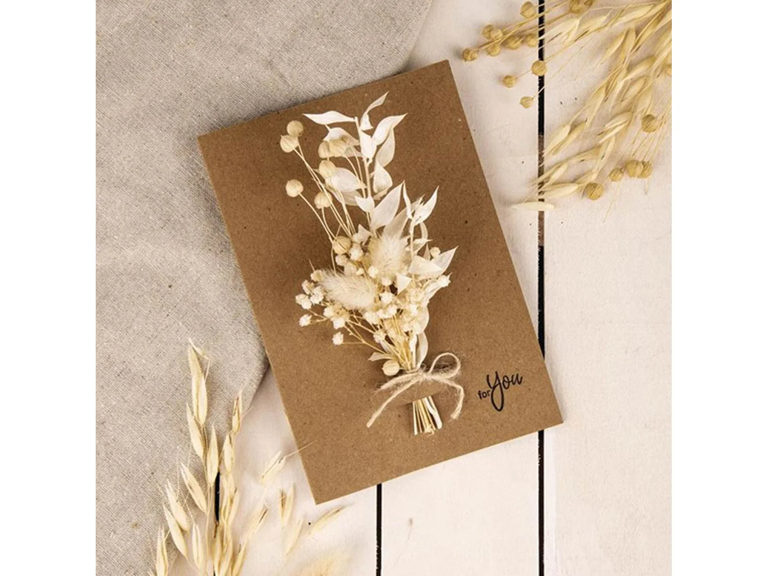 Boeket van witte gedroogde bloemen