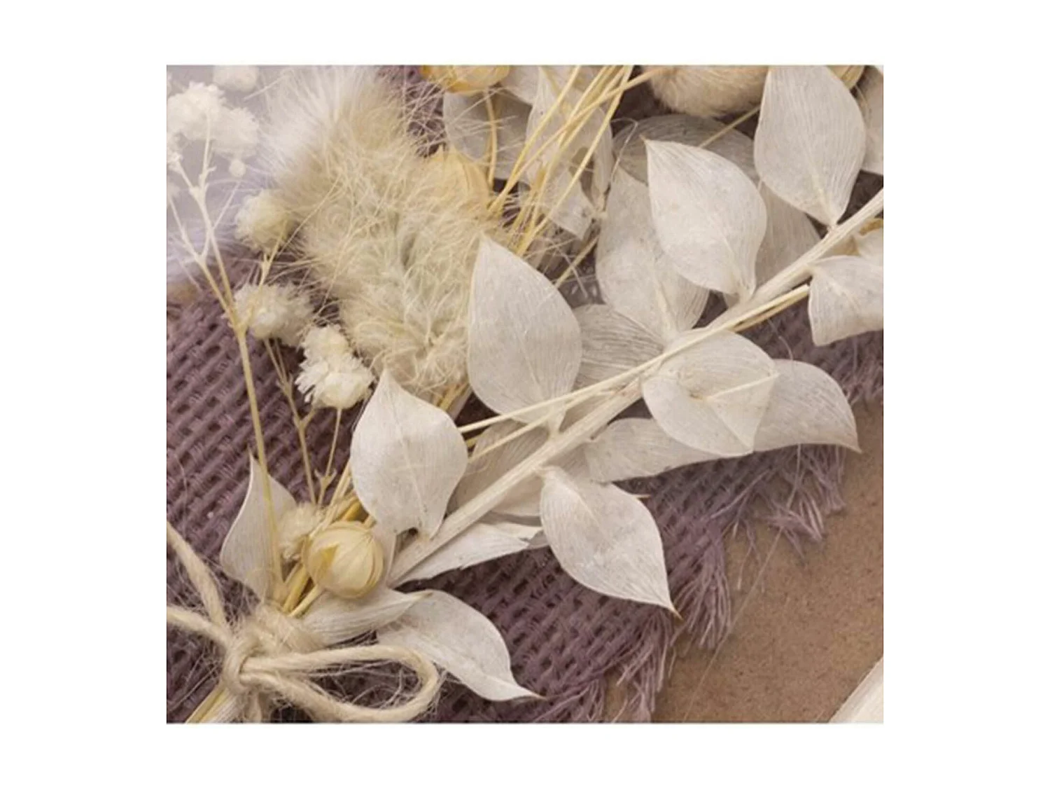 Boeket van witte gedroogde bloemen