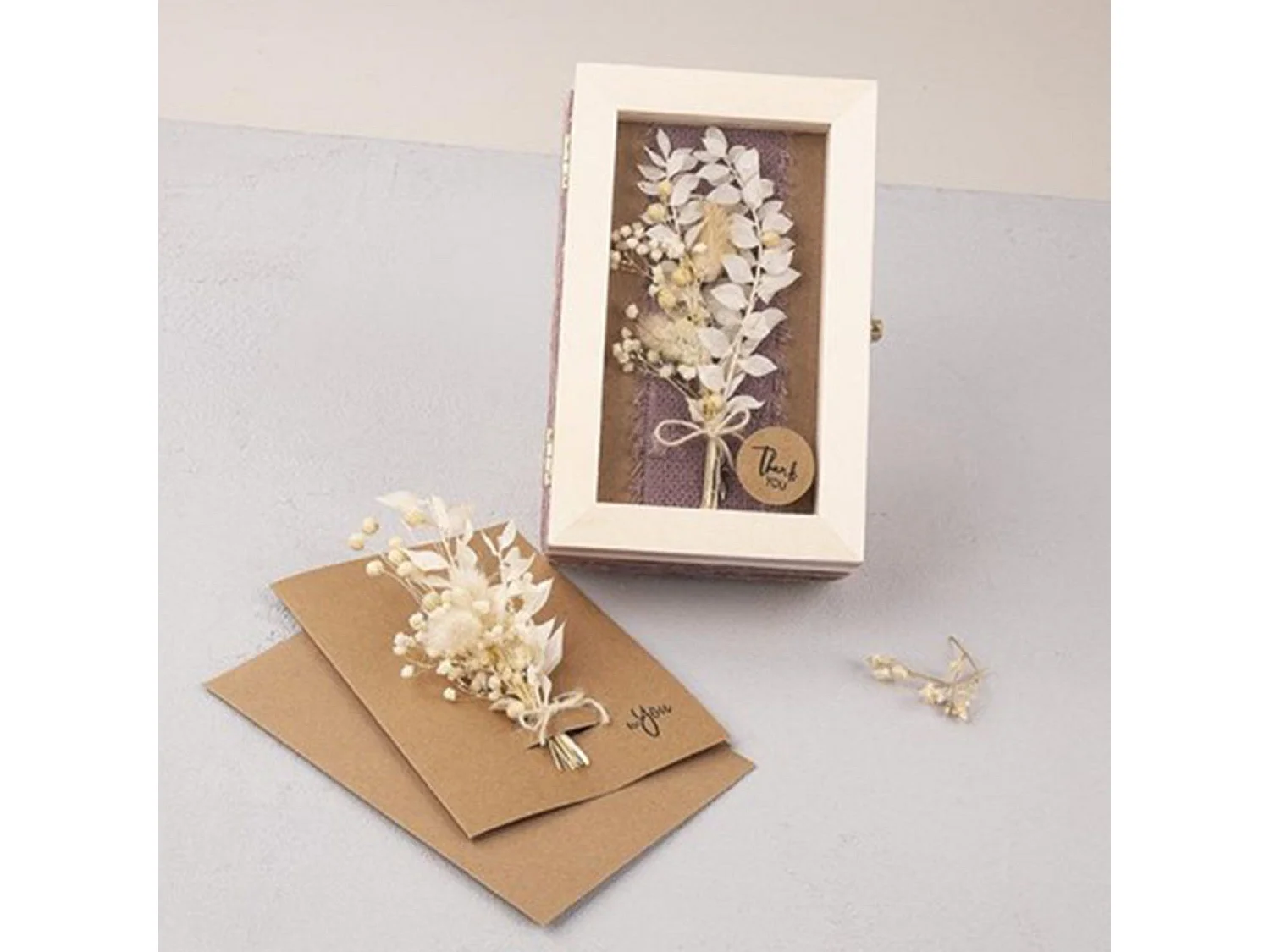 Boeket van witte gedroogde bloemen