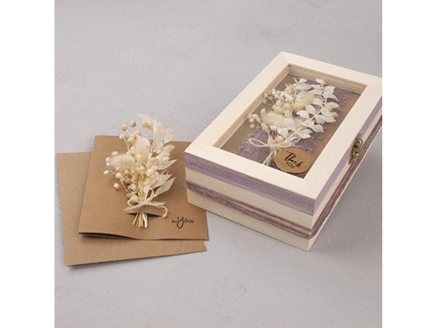 Boeket van witte gedroogde bloemen