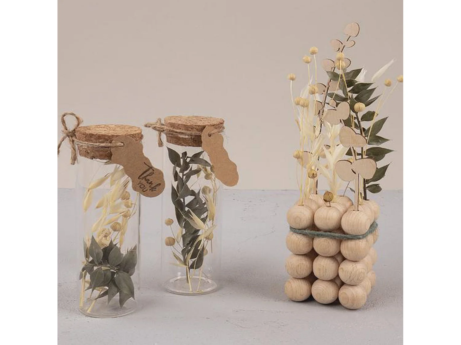 Boeket van zwarte en beige gedroogde bloemen