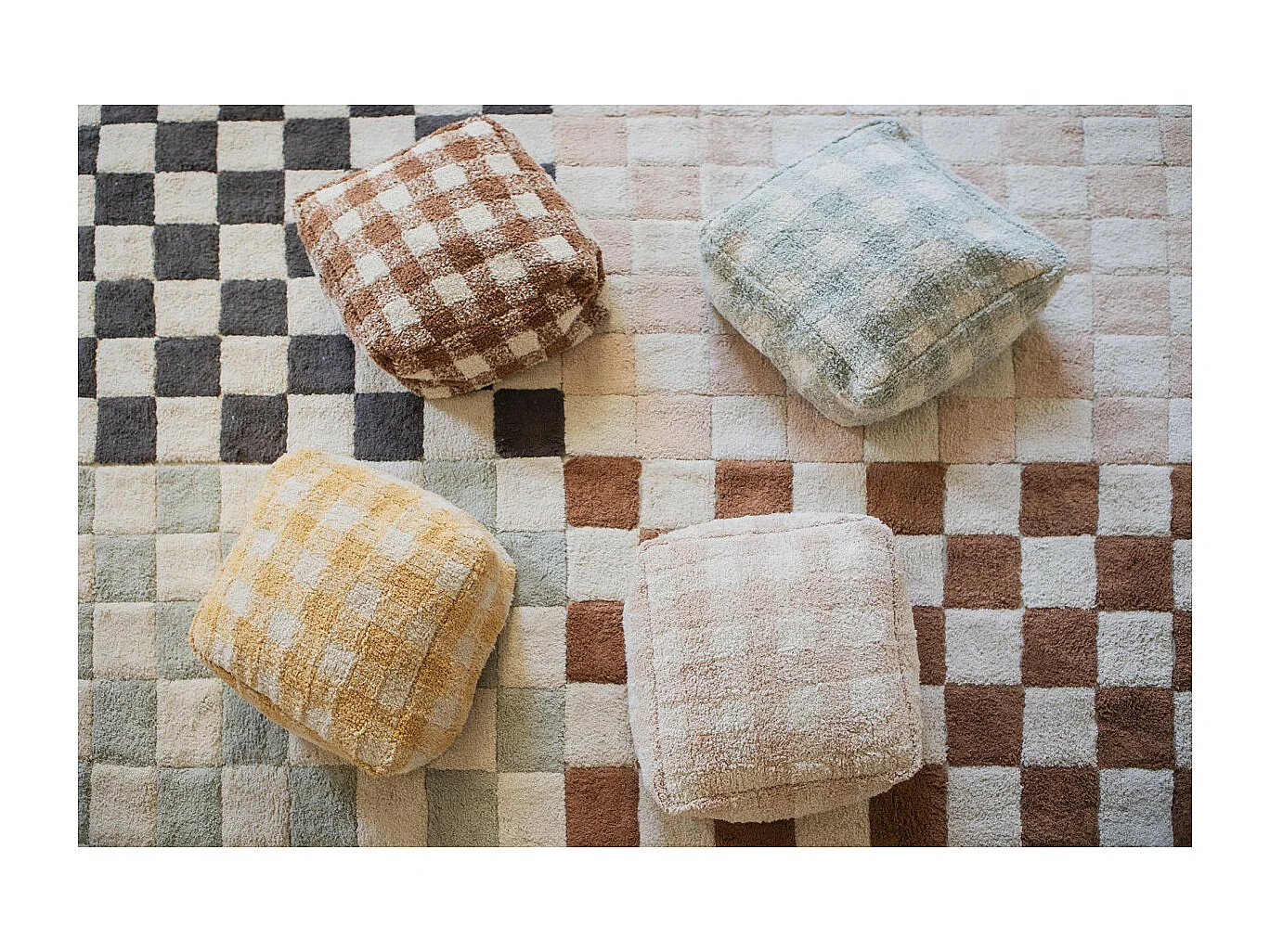 Alfombra ajedrez café y beige 120 x 160 cm