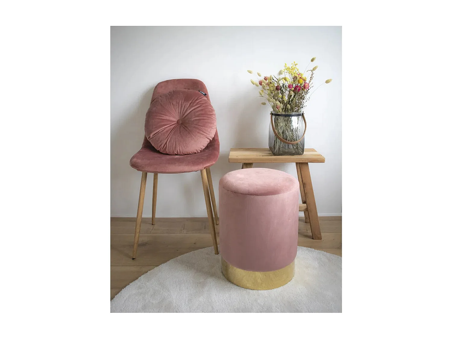 Zwart fluwelen poef en goud metalen poten Neer-Kleur Roze