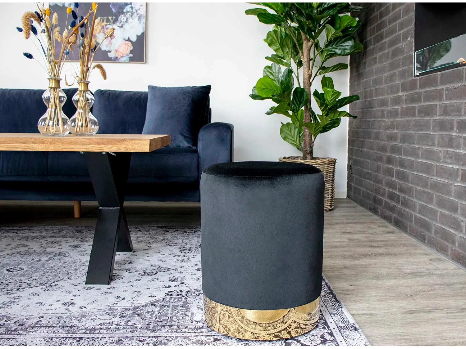 Zwart fluwelen poef en goud metalen poten Neer-Kleur Roze