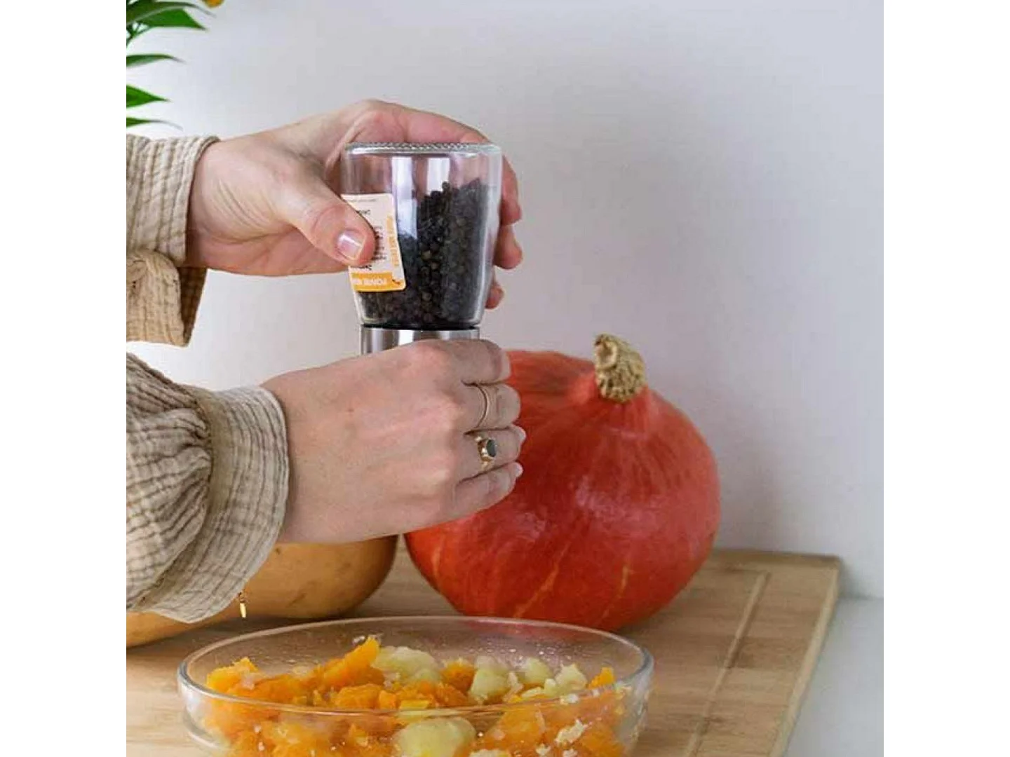 Mortier et pilon en grès blanc + Poivre noir bio entier - 55 g