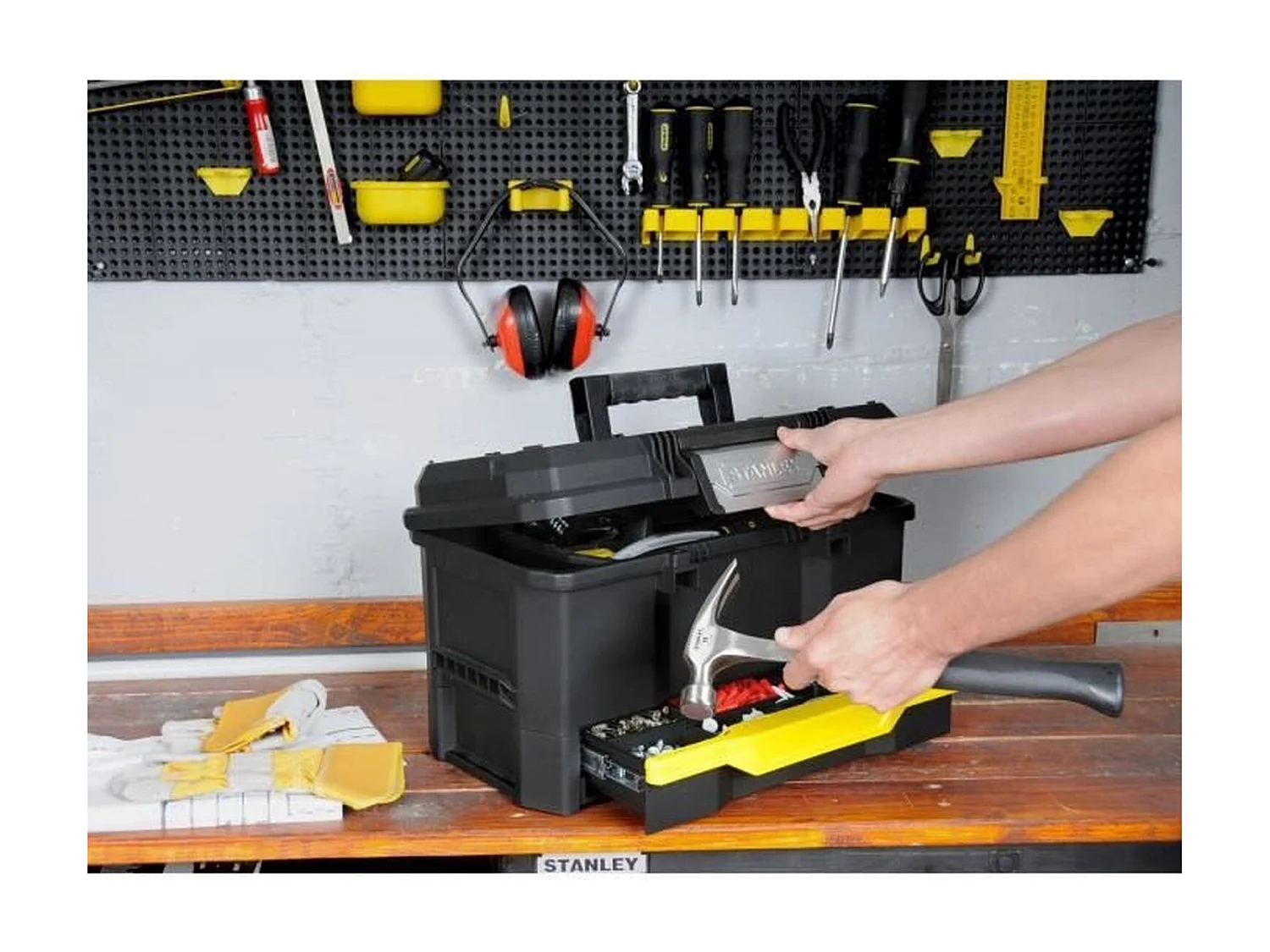 Caja de herramientas Touch Latch de plástico STANLEY - 48 cm con cajón