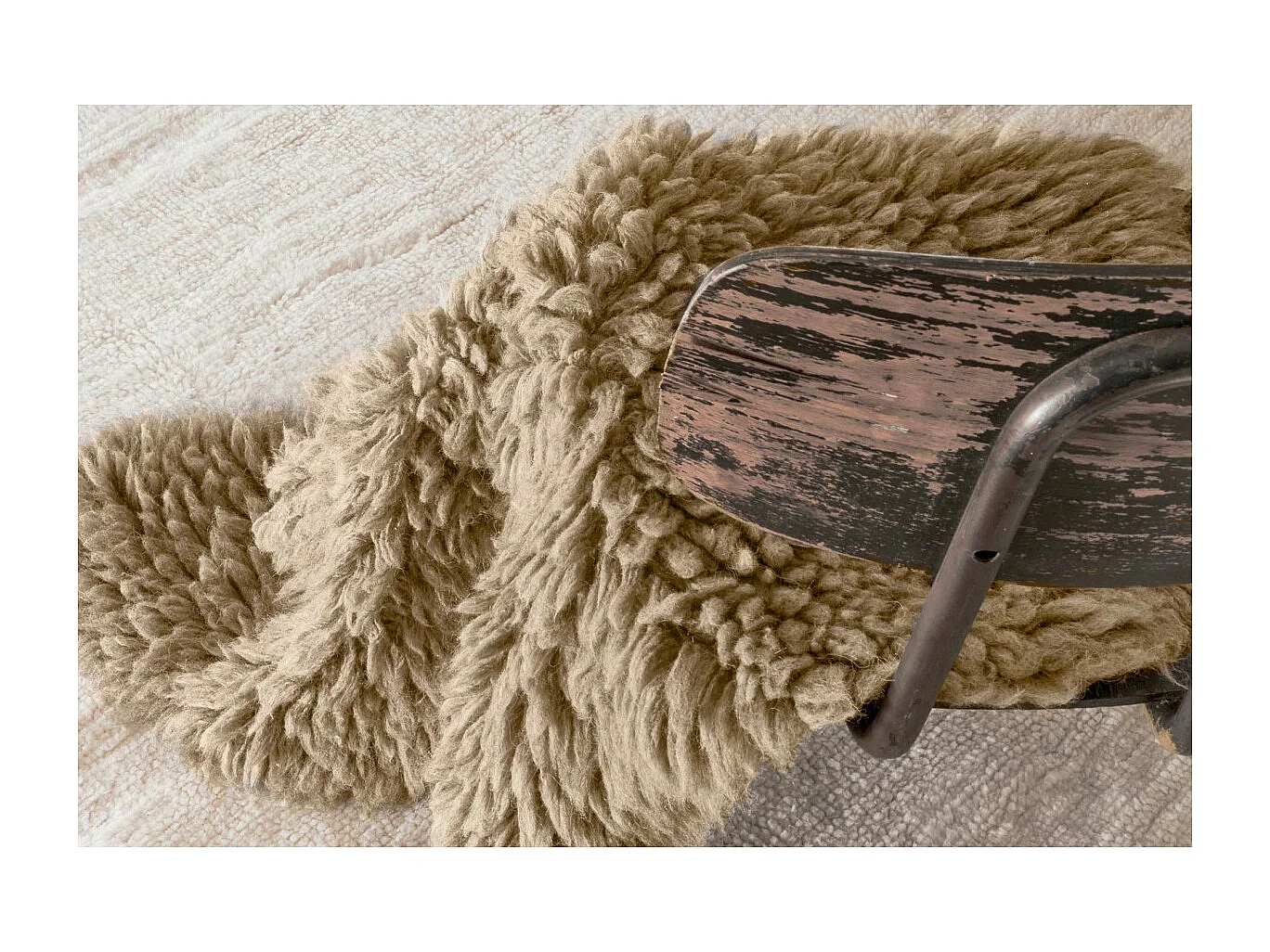 Alfombra de lana con efecto de piel de animal - beige con pelo largo - 75 x 110 CM