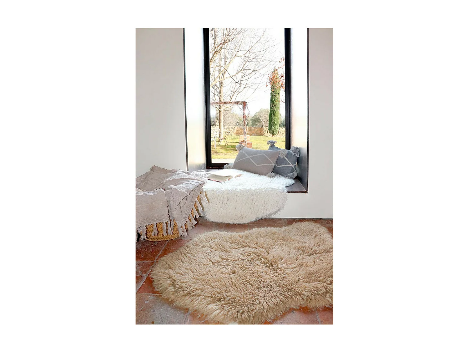 Alfombra de lana con efecto de piel de animal - blanca con pelo largo - 75 x 110 CM