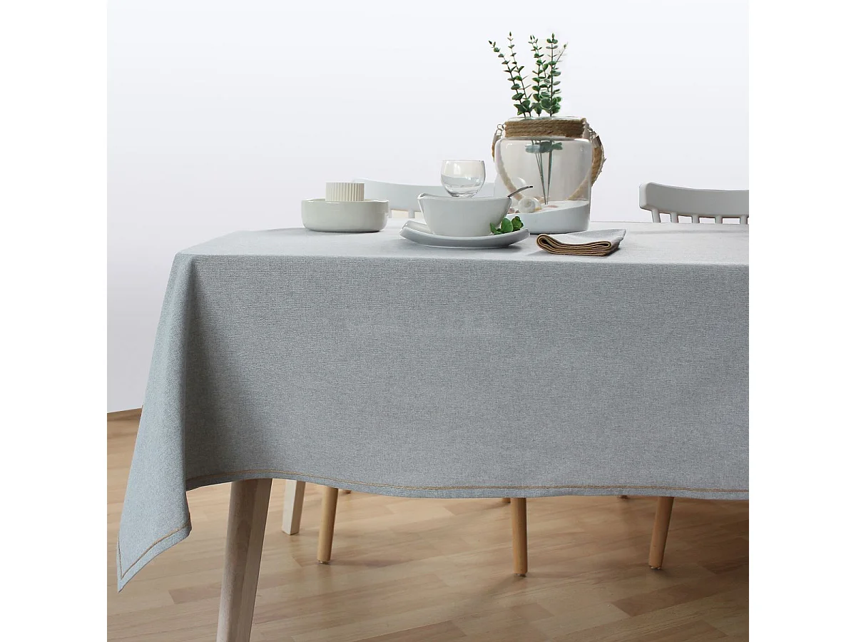 Einfache Tischdecke mit Wellenkante aus Jute