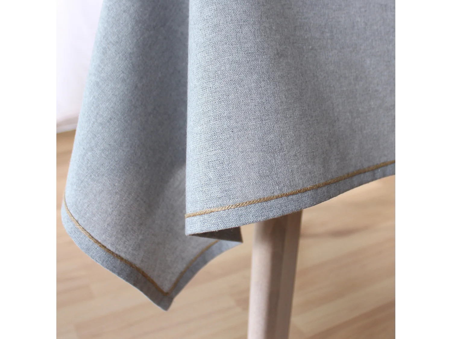 Mantel liso con ribete de yute