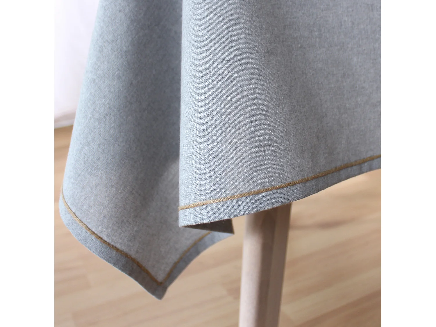 Mantel liso con ribete de yute