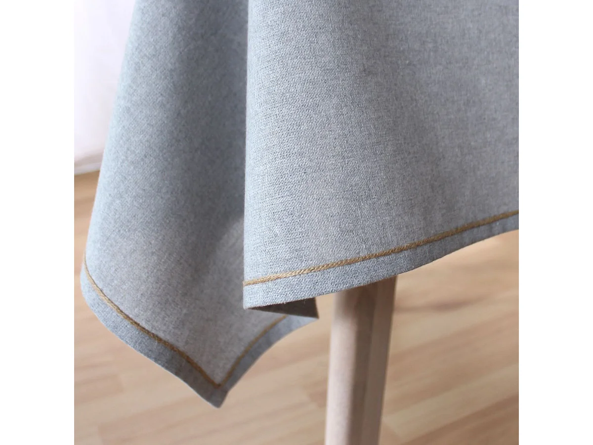 Einfache Tischdecke mit Wellenkante aus Jute