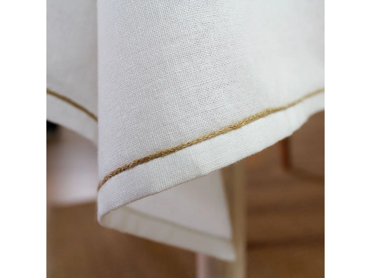 Einfache Tischdecke mit Wellenkante aus Jute