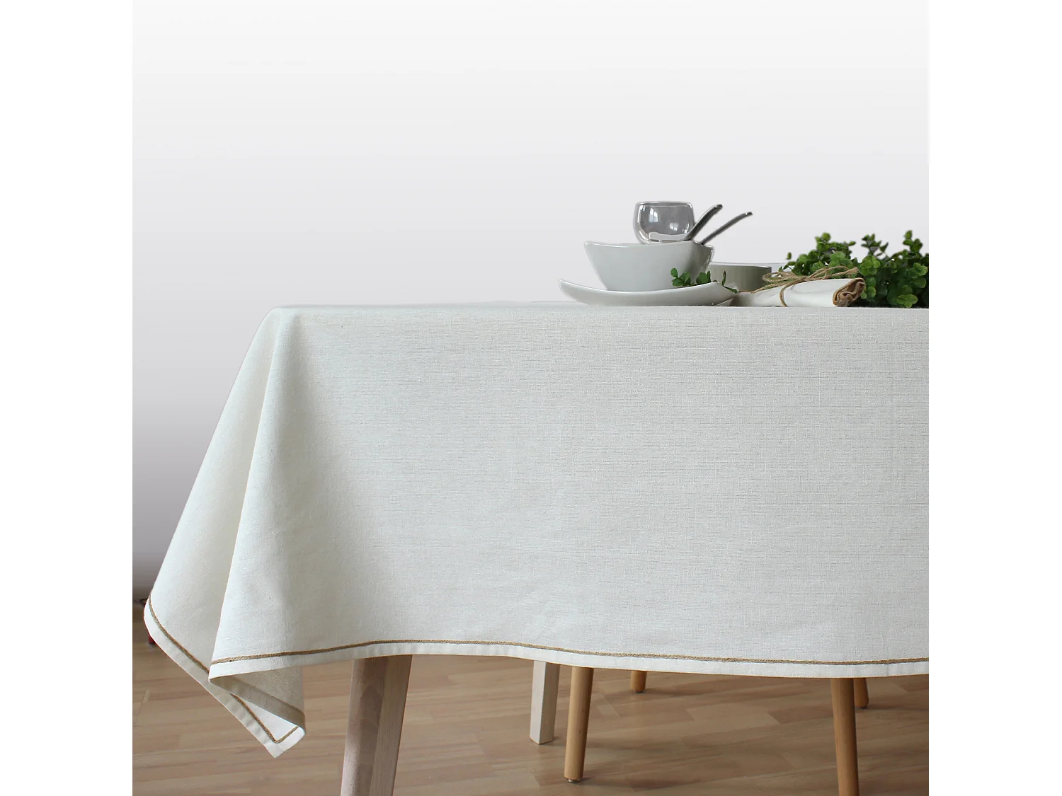 Einfache Tischdecke mit Wellenkante aus Jute