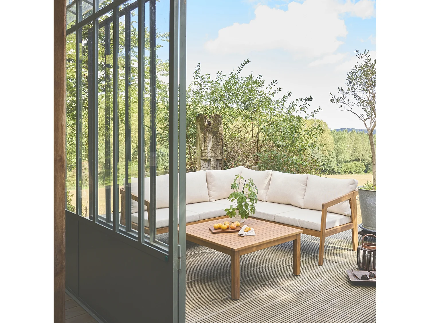Salon de jardin d'angle beige en acacia 5 places LOBERIA CORNER. table carrée