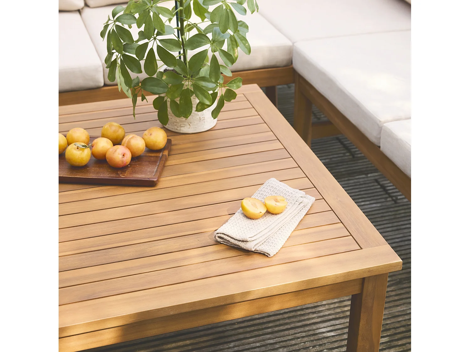 Salon de jardin d'angle beige en acacia 5 places LOBERIA CORNER. table carrée