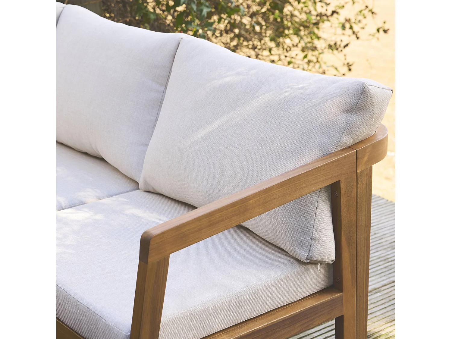 Salon de jardin d'angle beige en acacia 5 places LOBERIA CORNER. table carrée
