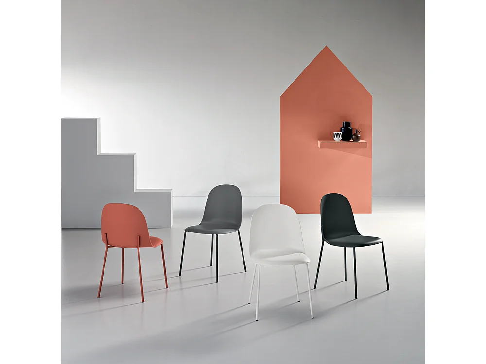 Set di 2 sedie moderne "Leandro" in polipropilene rosso con struttura in metallo cm 45x50 82h