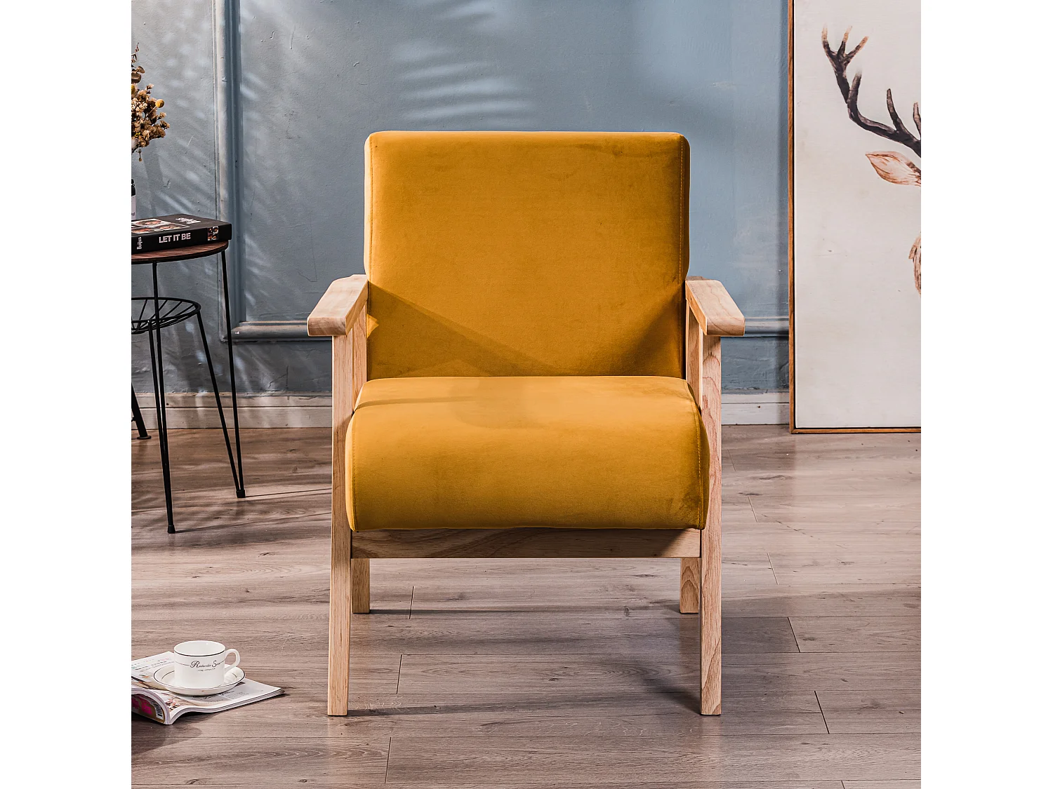 Fauteuil de salon en bois massif et velours jaune moutarde