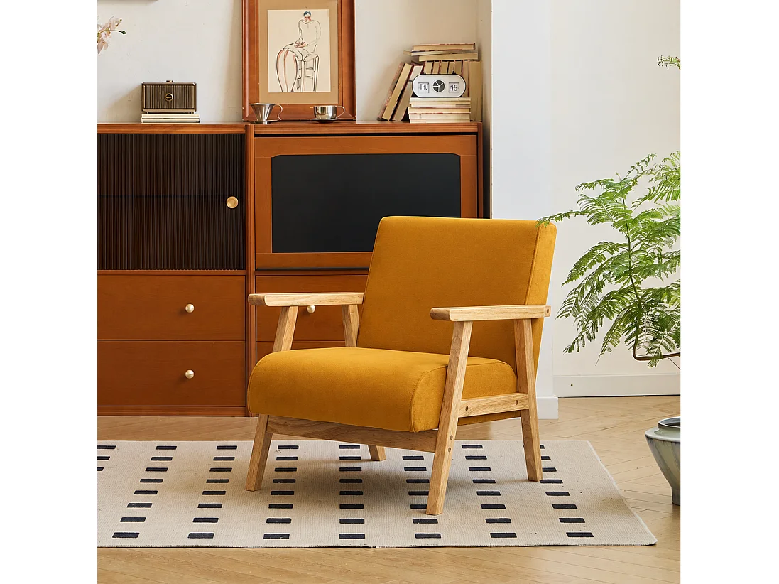 Fauteuil de salon en bois massif et velours jaune moutarde