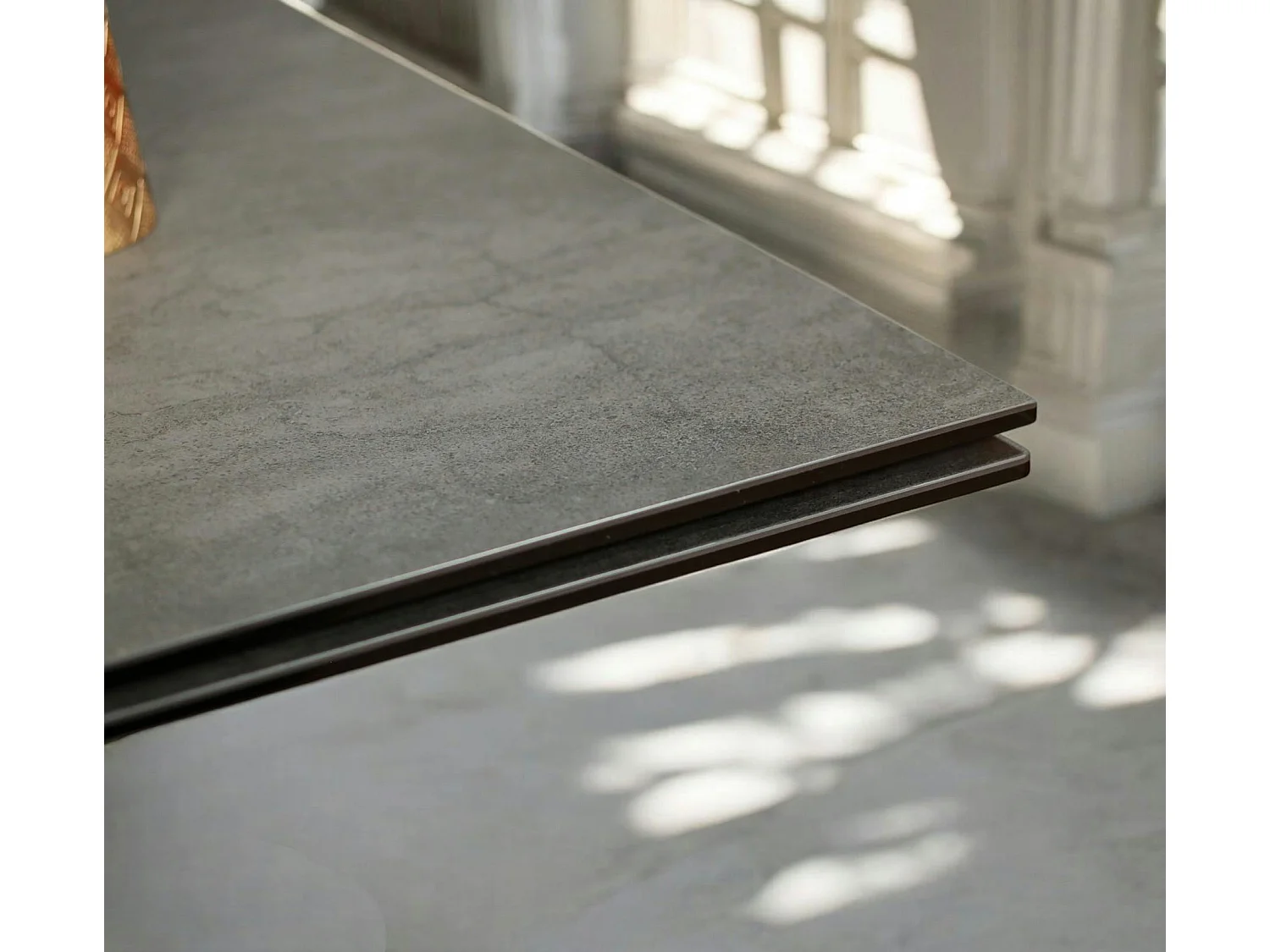 Table à manger en céramique grise avec pied en croix 180-280 cm LOMBARDIE