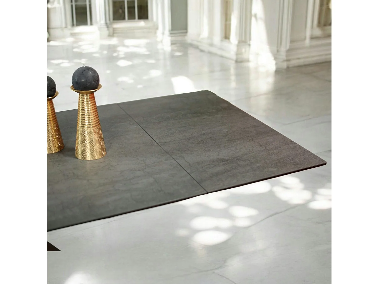 Table à manger en céramique grise avec pied en croix 180-280 cm LOMBARDIE