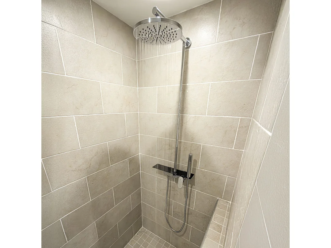 Apsara II colonna doccia meccanica con ripiano cromato Essebagno