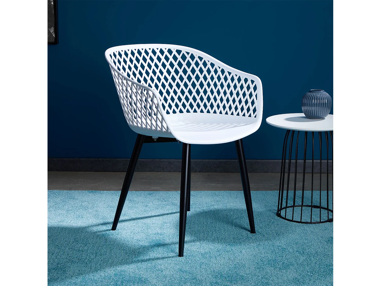 Lot de 4 chaises de salle à manger ou cuisine MADEIRA en plastique blanc et 4 pieds en métal noir