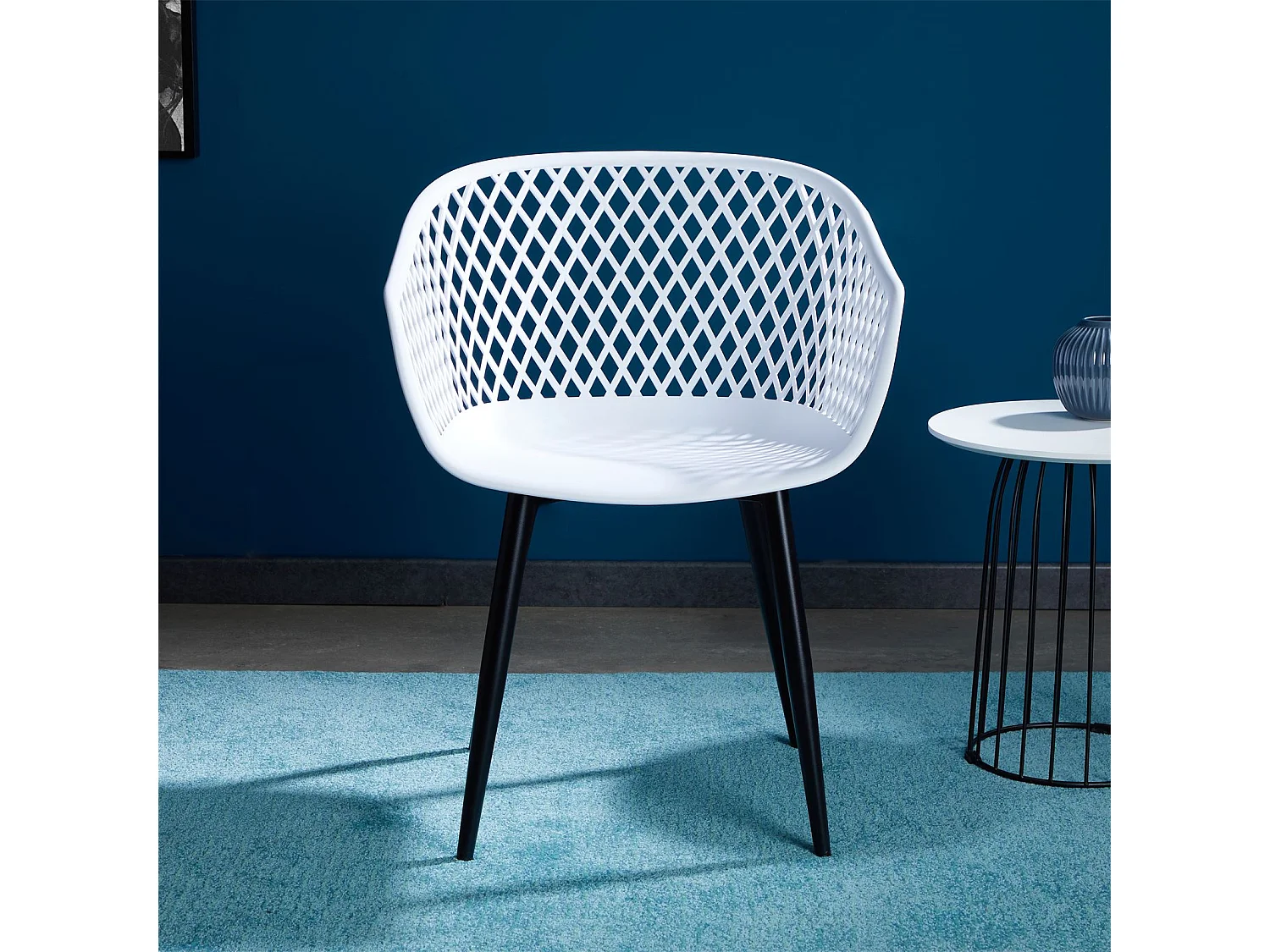 Lot de 4 chaises de salle à manger ou cuisine MADEIRA en plastique blanc et 4 pieds en métal noir