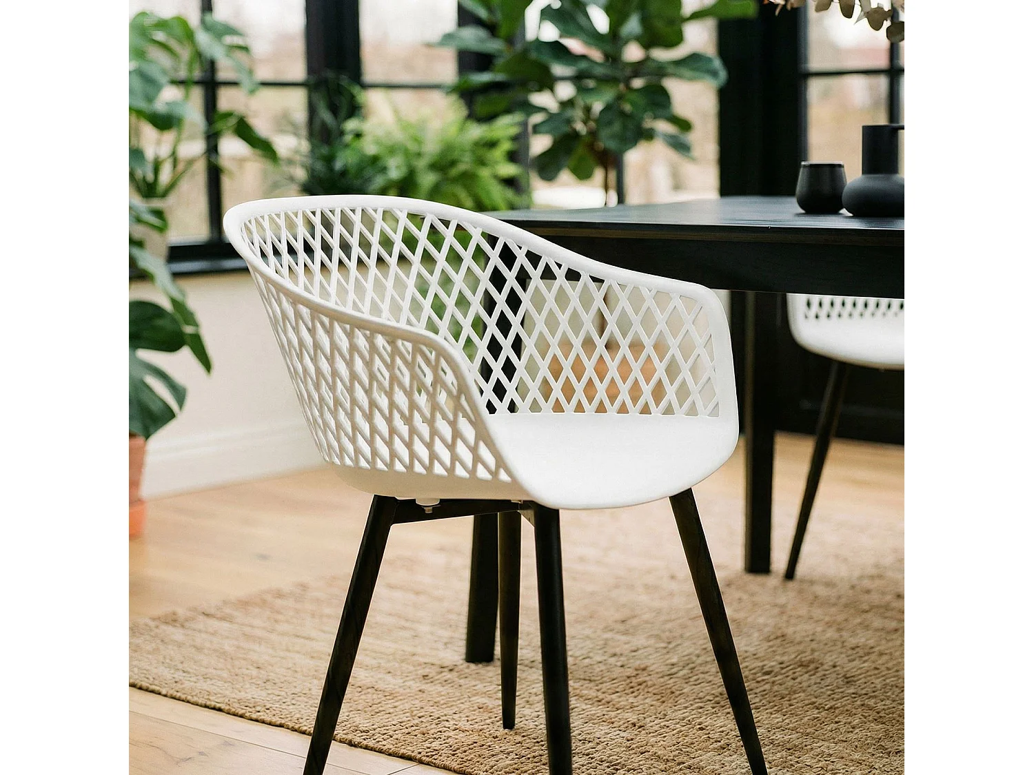 Lot de 4 chaises de salle à manger ou cuisine MADEIRA en plastique blanc et 4 pieds en métal noir