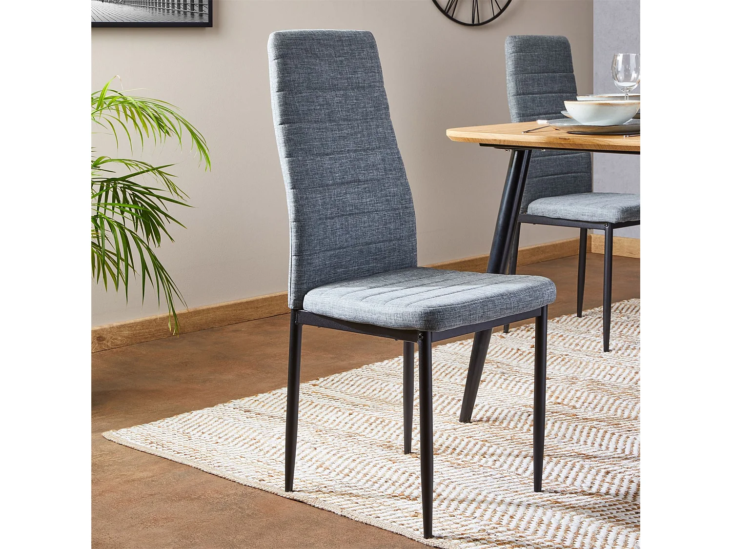 Lot de 4 chaises de salle à manger NATHALIE piètement métallique couleur noir et revêtement en tissu gris