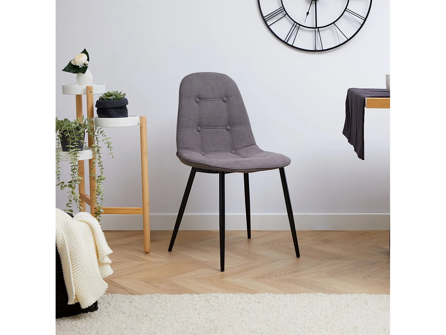 Lot de 4 chaises ALVARO pour salle à manger, avec 4 pieds en métal noir et assise capitonnée, revêtement en tissu gris