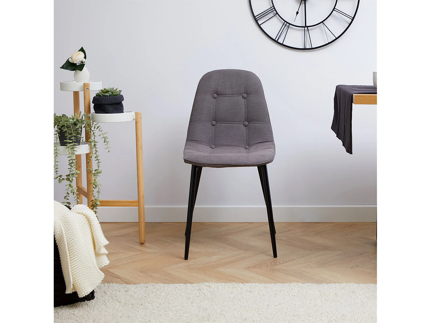 Lot de 4 chaises ALVARO pour salle à manger, avec 4 pieds en métal noir et assise capitonnée, revêtement en tissu gris