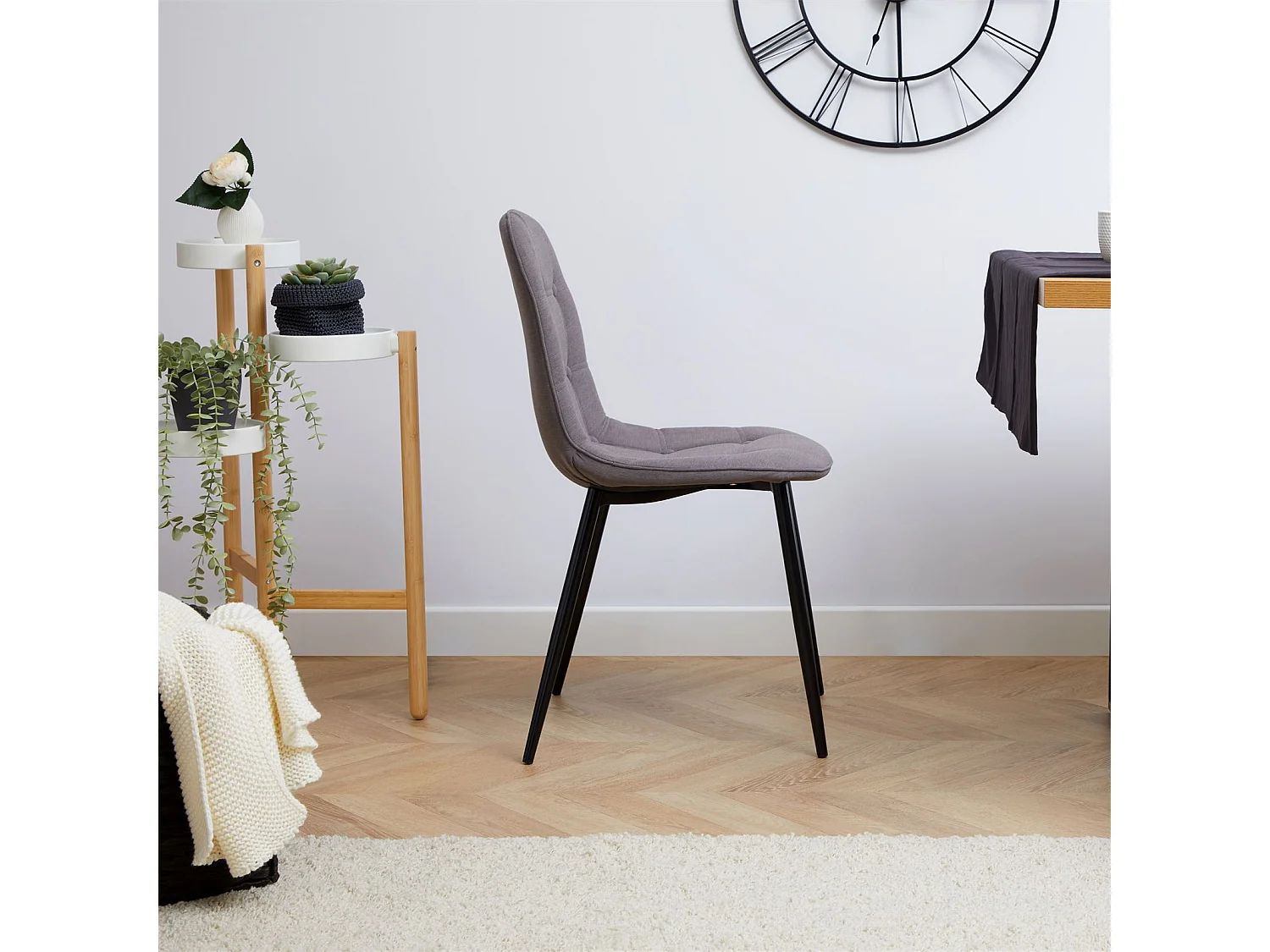 Lot de 4 chaises ALVARO pour salle à manger, avec 4 pieds en métal noir et assise capitonnée, revêtement en tissu gris